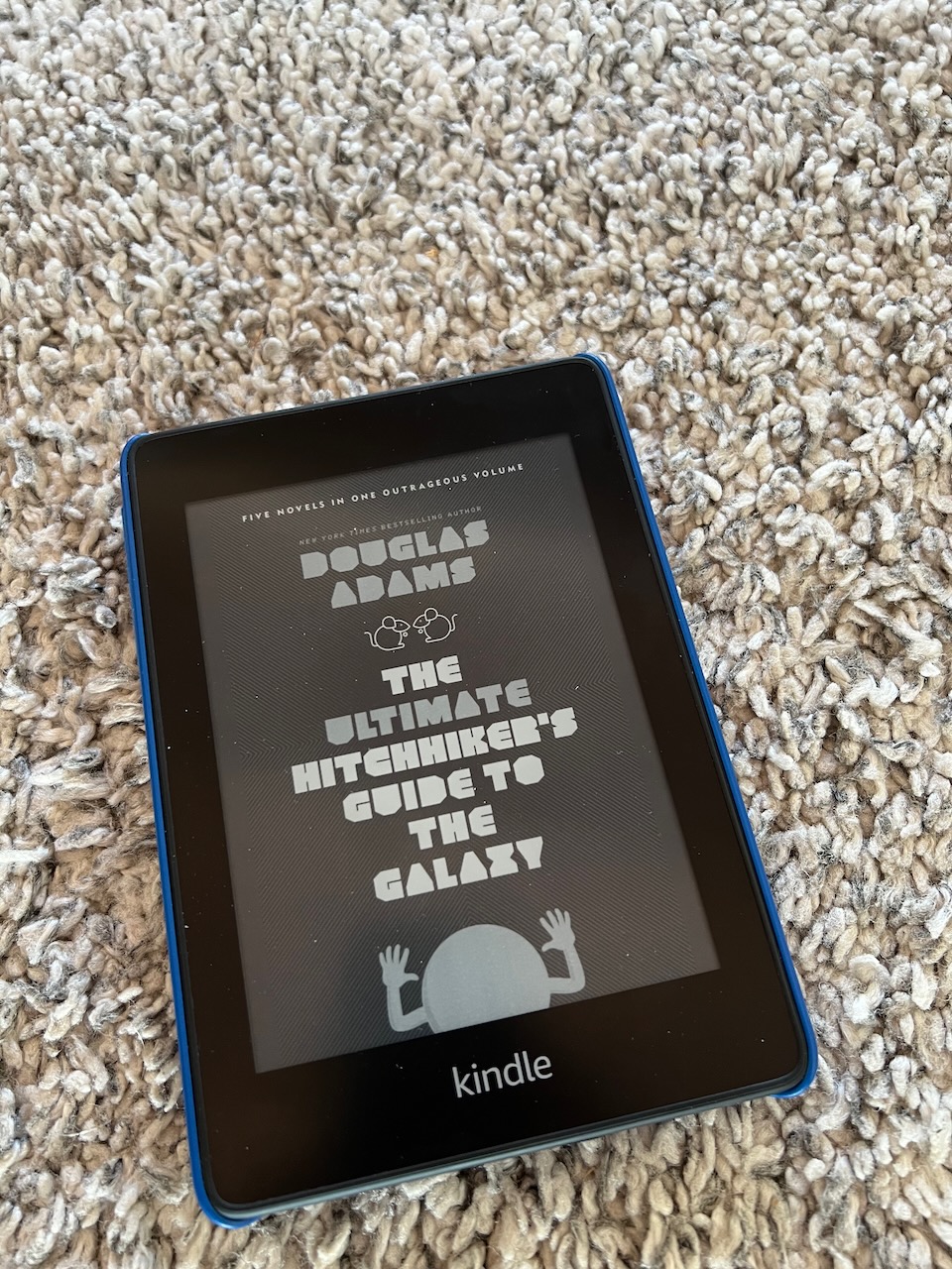 Foto van de Kindle met de digital cover van The Ultimate Hitchhiker's Guide to the Galaxy